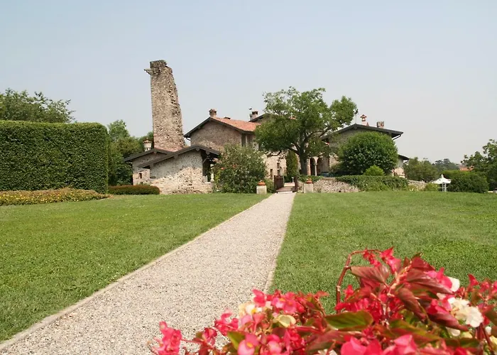 Castello Di Oda ve Kahvaltı Cernusco Lombardone